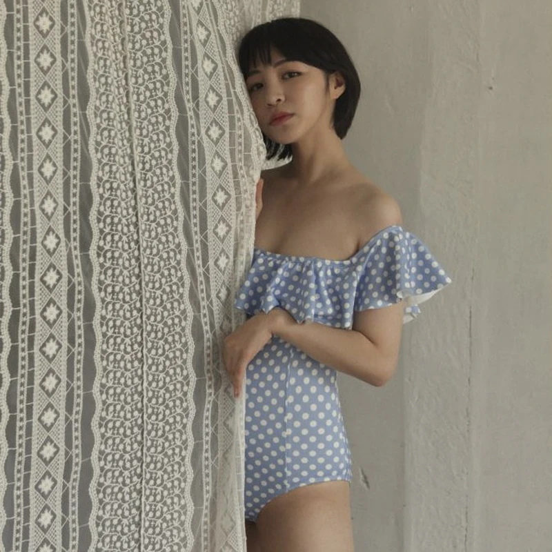 Черно белые комплекты купальники с оборками в горошек женские слитные без