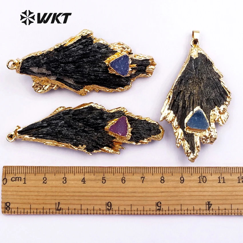 Трендовая подвеска в форме листика с кулоном виде маленьких русинок для