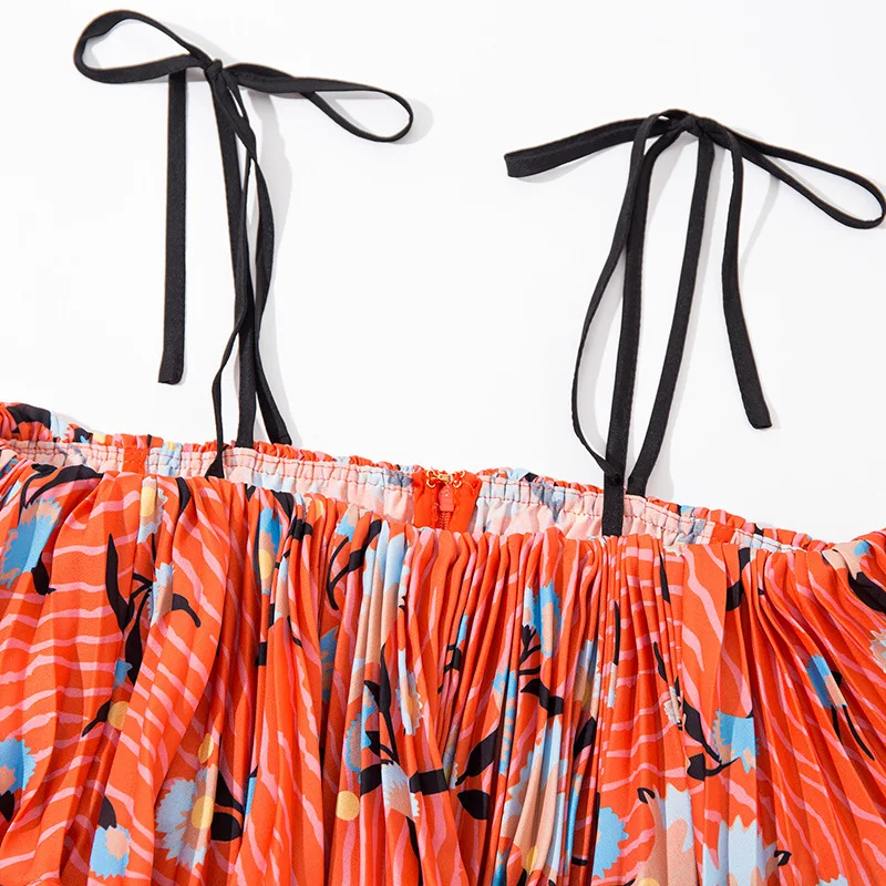 Женское длинное платье с каскадными рюшами на тонких бретельках цветочным