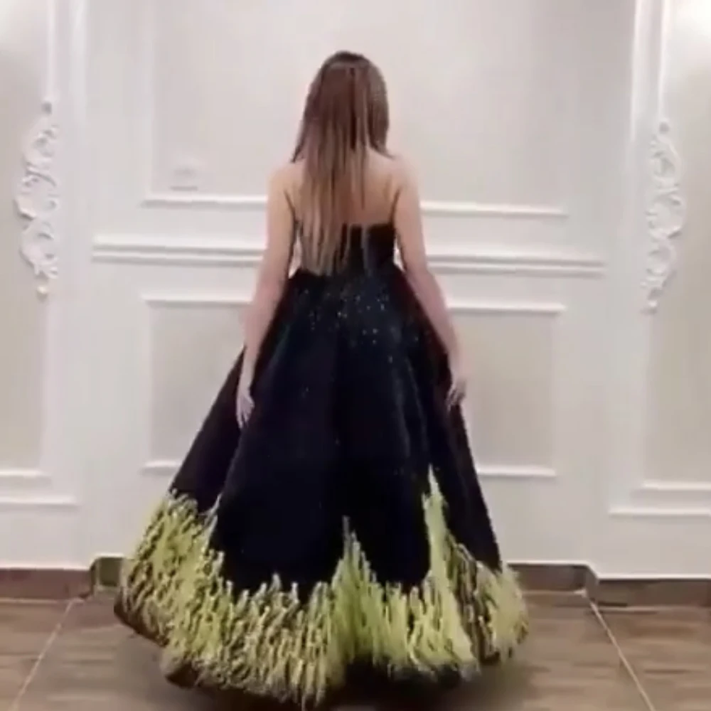 Женское вечернее платье с блестками и перьями Черное открытой спиной 2019 | Свадьбы