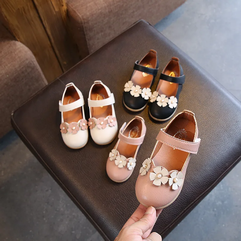 Обувь для маленьких девочек украшенная цветами на плоской подошве танцев