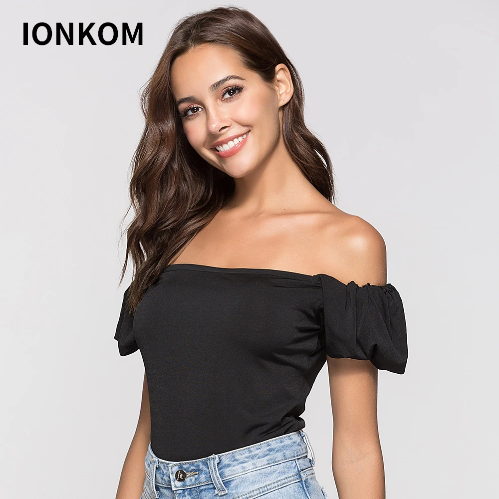 Женская футболка с открытыми плечами IONKOM облегающая укороченная короткими