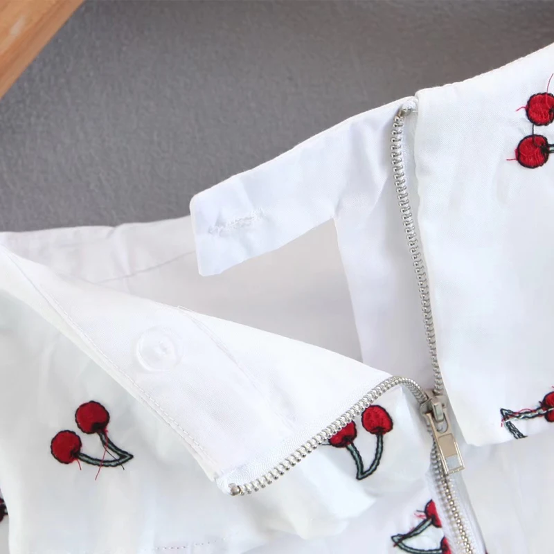 Белые милые летние укороченные топы 2018 Мода оборками Cherry вышивка молния сзади