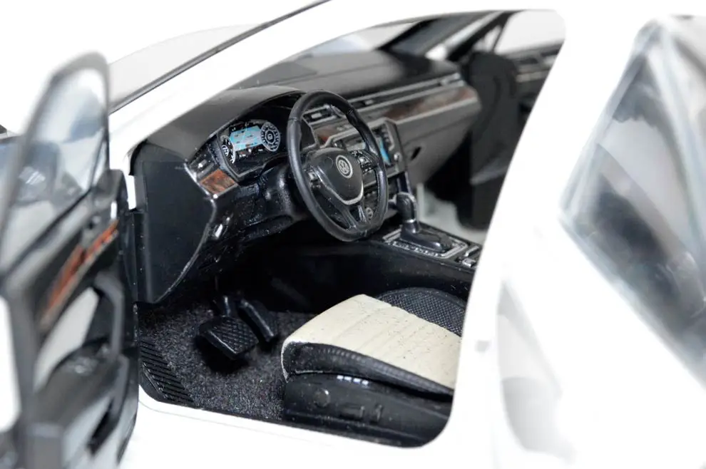 Модель Paudi 1/18 1:18 Масштаб VW Magotan(Passat B8) белая литая модель автомобиля игрушка модель автомобиля открываются двери