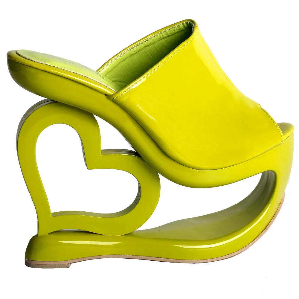 Сандалии на танкетке с сердечками зеленого цвета в стиле ретро для свадебной