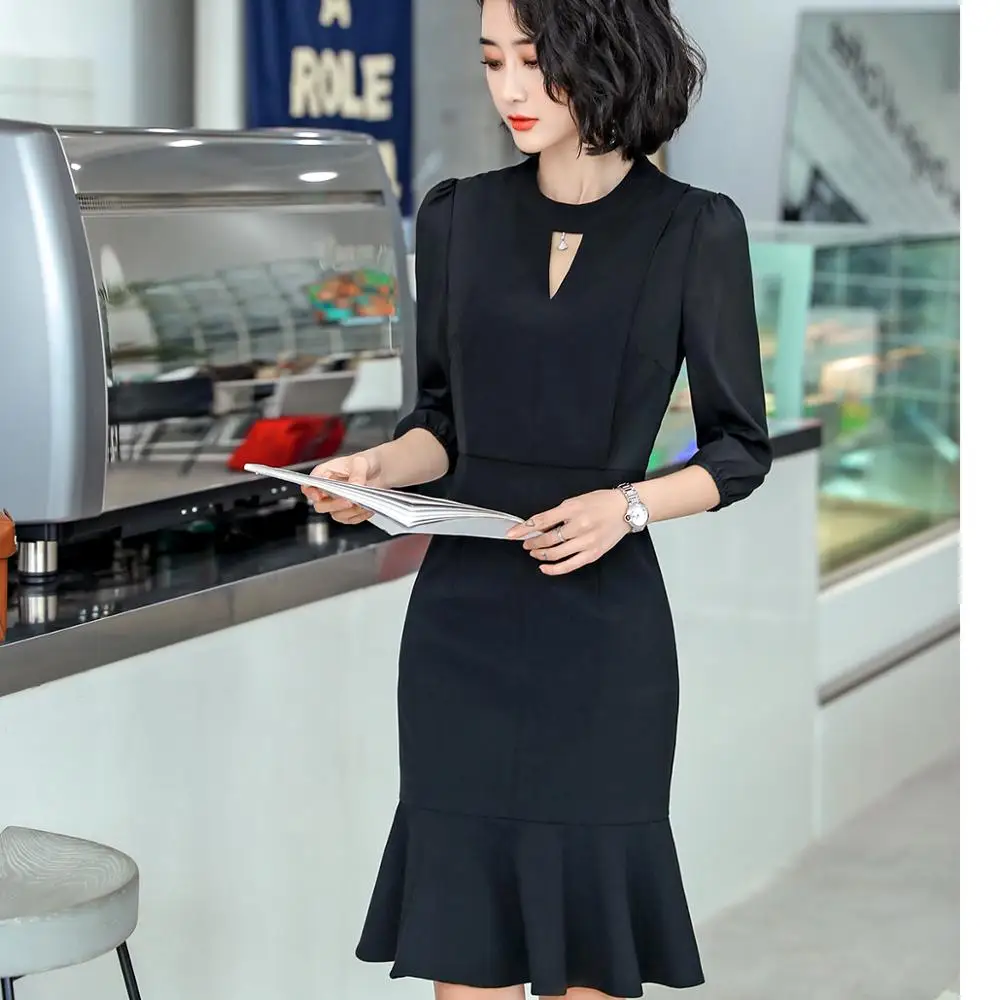 Женское платье облегающее мини длиной выше колена с коротким рукавом в офисном