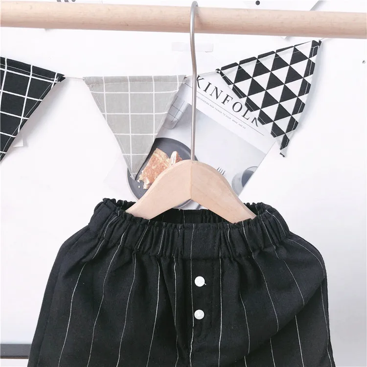 Модные крутые летние шорты для мальчиков в черно белую полоску высокого