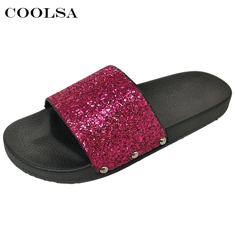 pink Coolsa летний Для женщин шлепанцы Bling Шлёпанцы для женщин сверкающими Блёстки плоской подошве из искусственной кожи Нескользящие Направляющие домашние тапочки леди Повседневное пляжные сандалии - Цвет: pink