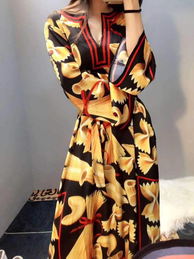 Платье с v-образным вырезом расшитое бисером свободного покроя принтом на лето и