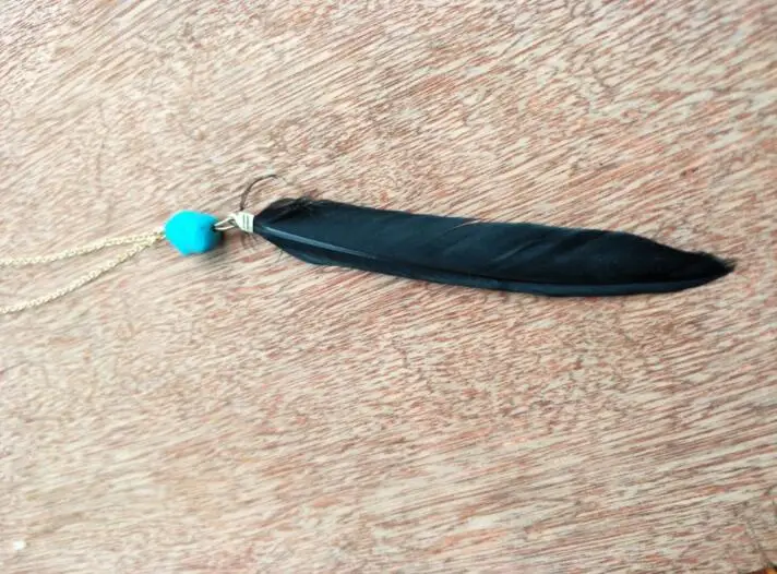 Ожерелье с подвеской в виде перьев и зеленых камней размеры до XL | Украшения