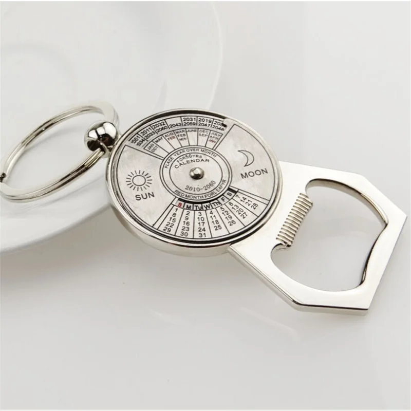 Брелок серебряного цвета 50 лет супервечный календарь открывалка для бутылок