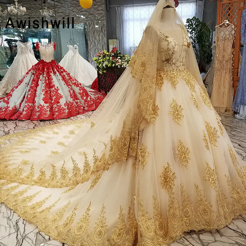Женское платье с длинным шлейфом Золотое винтажное и треугольным