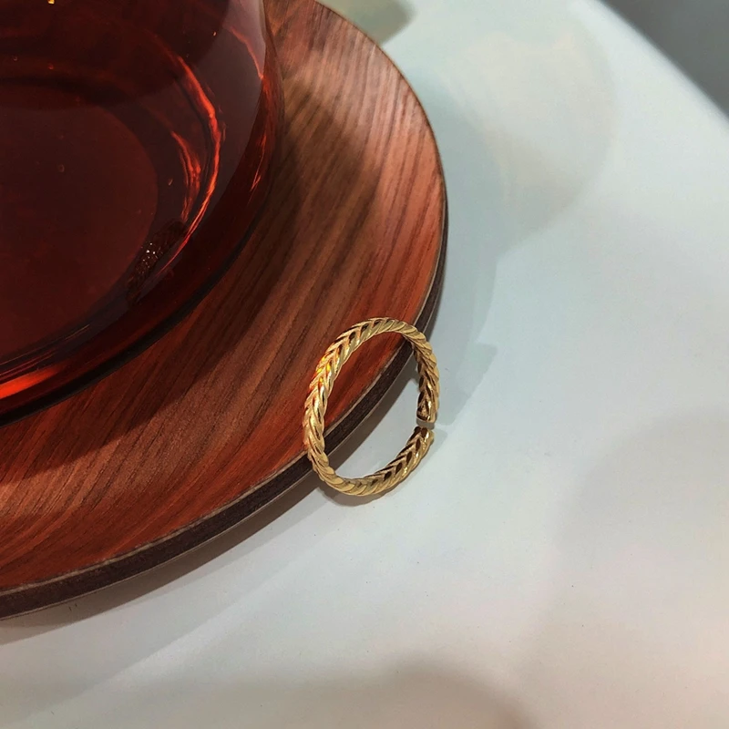 Женское закрученное кольцо LouLeur элегантное минималистичное Золотое в стиле