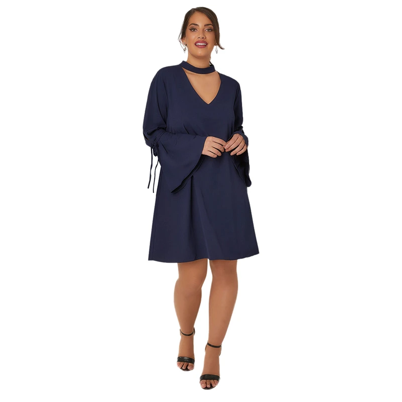 Темно-синее кружевное платье-чокер с расклешенным рукавом и v-образным вырезом