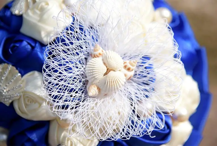 

JaneVini Royal Blue Wedding Bouquet Koningsblauw Satin Rose Bride Lace Crystal Flower Bouquet With Pearls Shell Bridal Bouquet