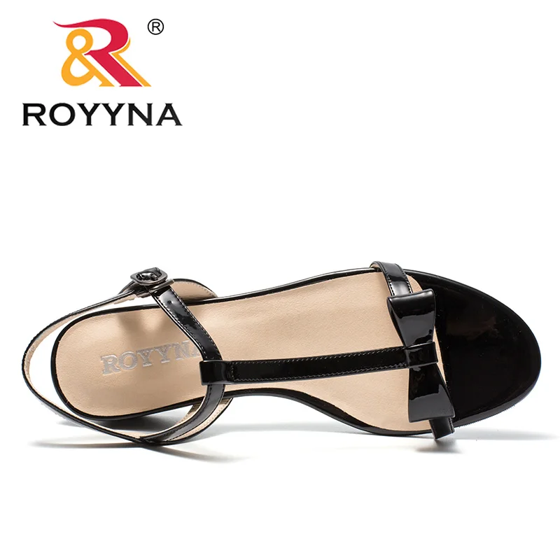 ROYYNA/Новое поступление Модные стильные женские босоножки Минималистичный дизайн