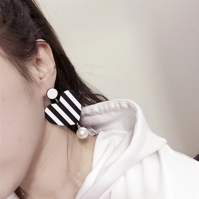 Новинка 2017 года корейский Мода акриловые полоса точка в сердце Серьги имитация
