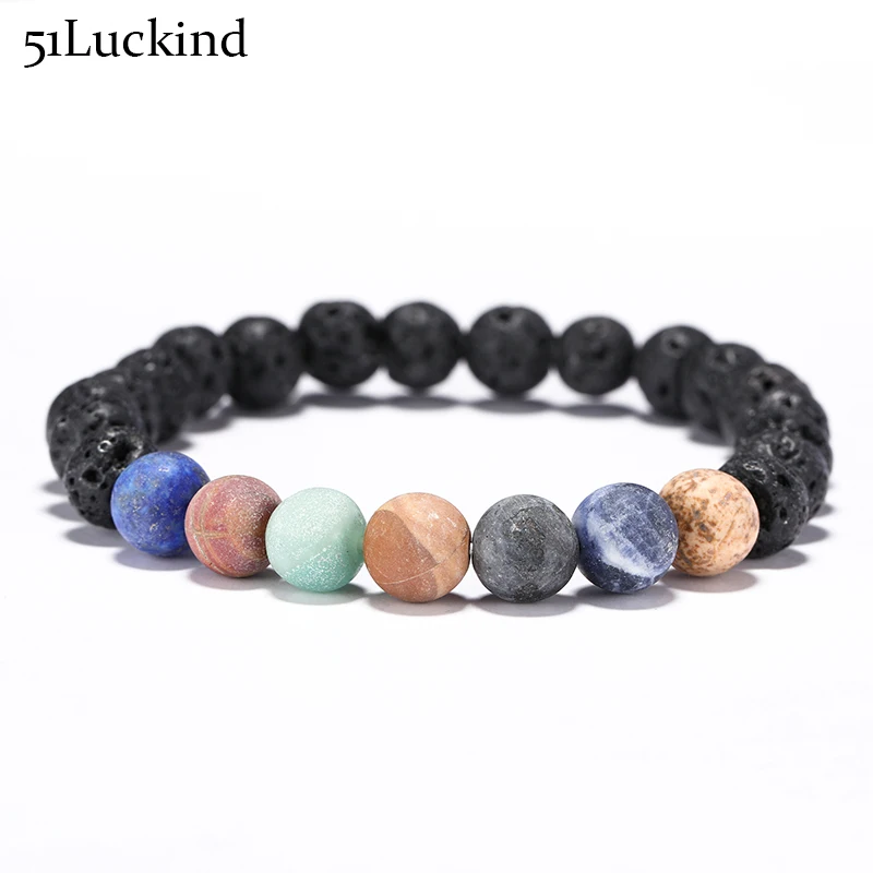 Женский и мужской браслет из черной лавы с 7 чаками радужными бусинами