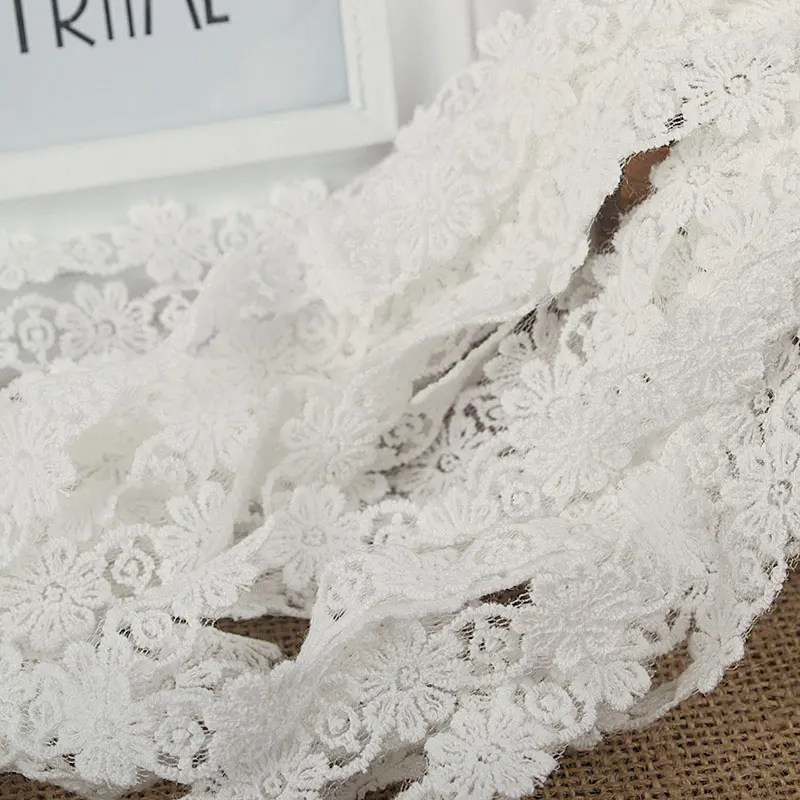 Качественное двустороннее кружевное платье с цветами белого цвета 1 см 2018 г.