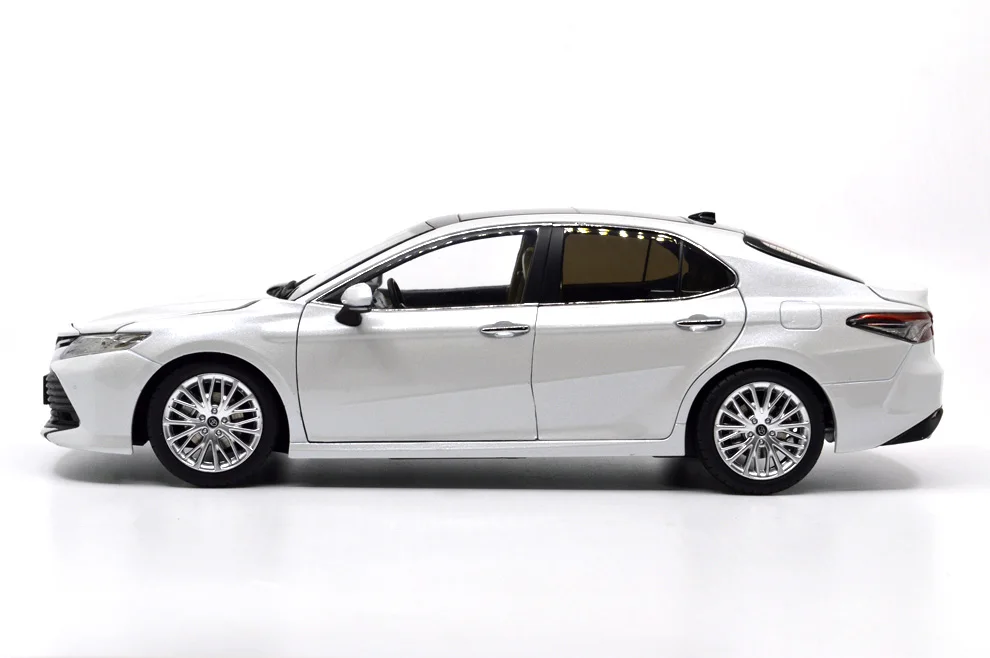 Модель Paudi 1/18 1:18 Масштаб Toyota Camry 8-го поколения белая литая под давлением модель автомобиля коллекция игрушек модель автомобиля открываются двери