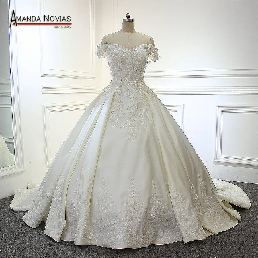 Атласное Бальное Платье с открытыми плечами Amanda Novias свадебные платья цветами