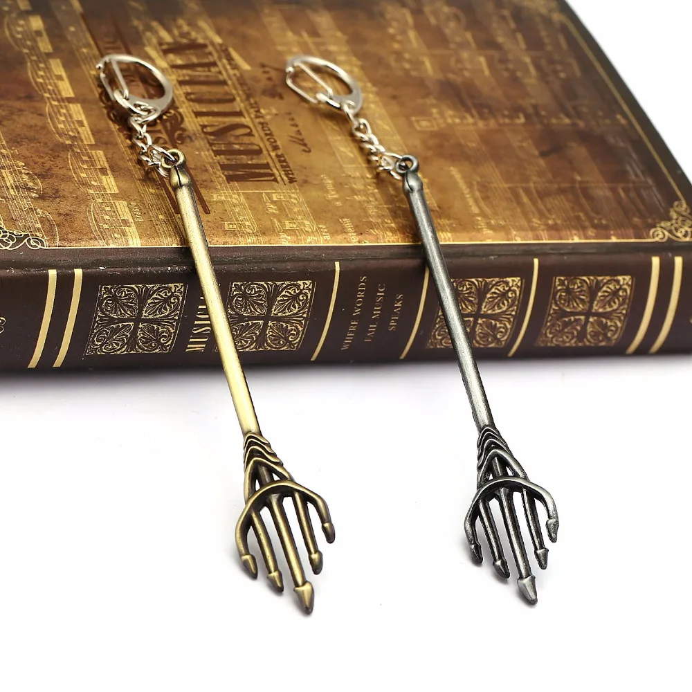 Поступления Аквамен брелок игрушки Trident Книги об оружии Nacklace аксессуары кулон