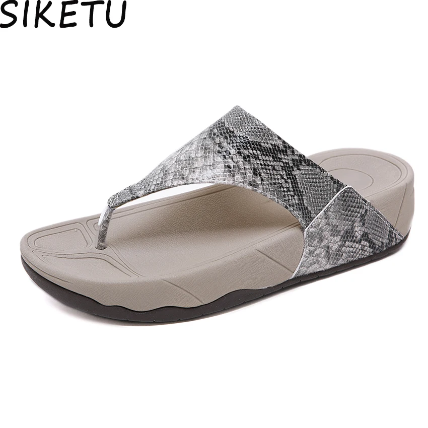 SIKETU/женские тапочки; леопардовые сандалии с открытым носком; повседневная обувь из Искусственной Змеиной Кожи; обувь на толстой подошве; обувь на танкетке; шлепанцы без задника