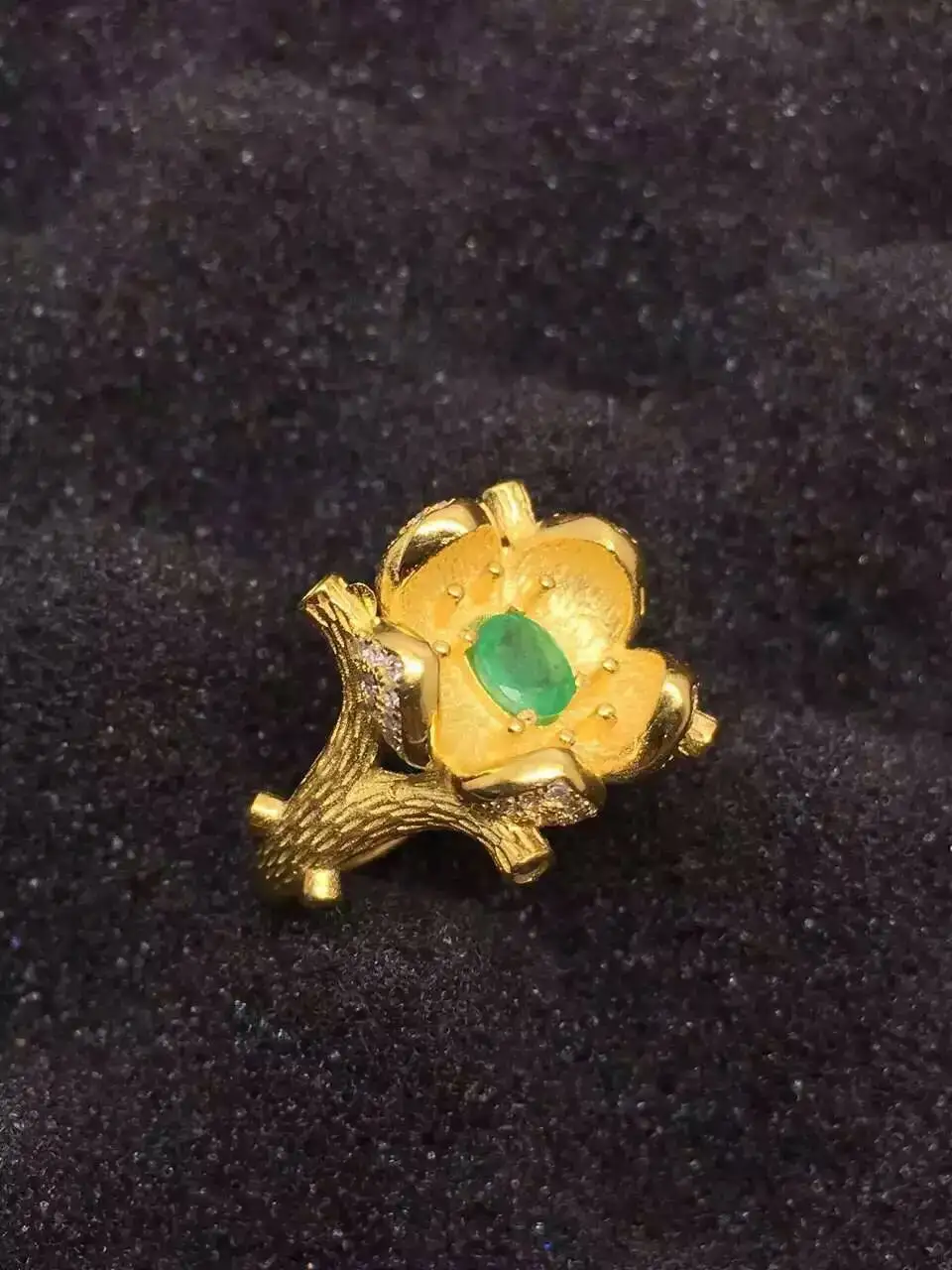 Женское кольцо с натуральным зеленым изумрудом из серебра 925 пробы вечерние