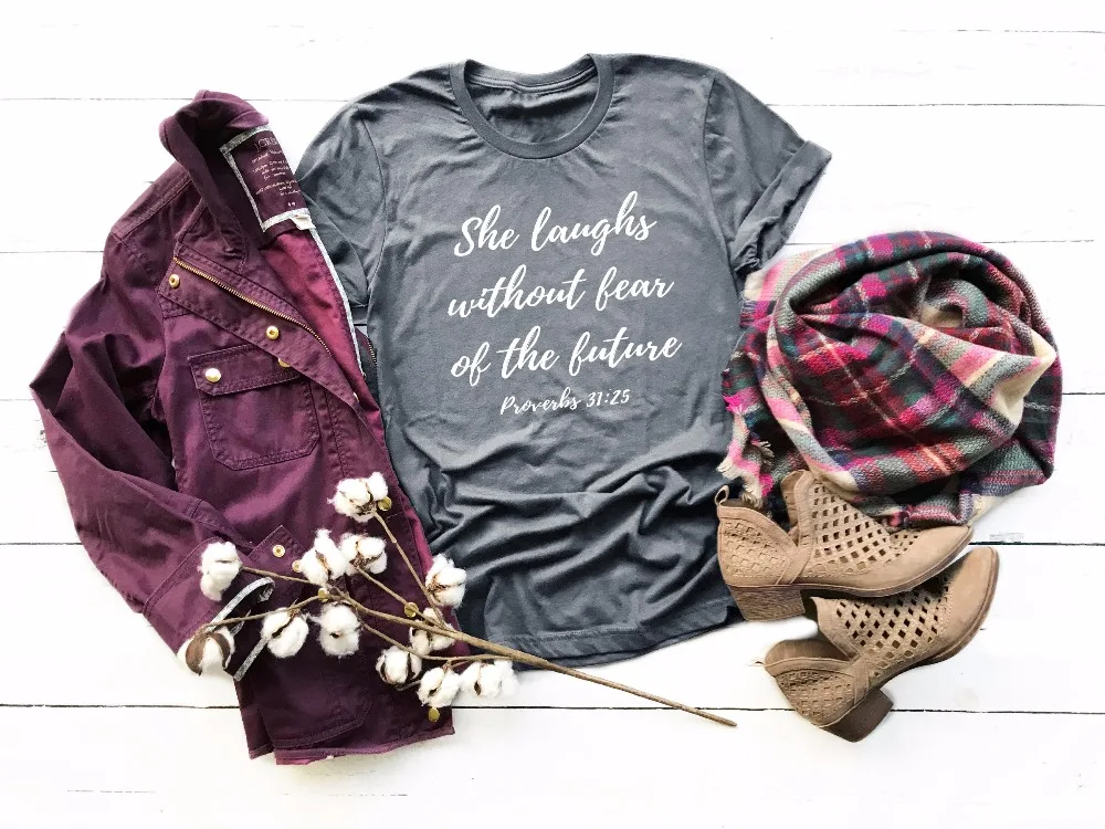 

Она смеется без Fear Of The Future Кристиан футболка положительный лозунг Женская мода повседневного образа винтажная рубашка Цитата футболки для ...