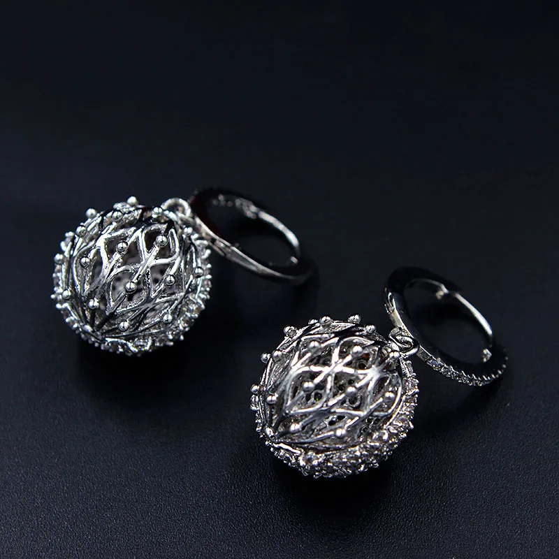 Женские серьги белого и золотого цвета с блестящими вырезами украшенные