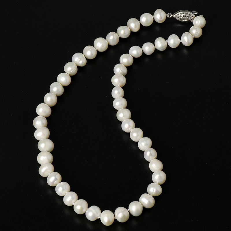 

Поверхность бусин гладкая и прозрачная с длинным и тонким 8-9 мм ярко окрашенным жемчужным ожерельем ручной работы