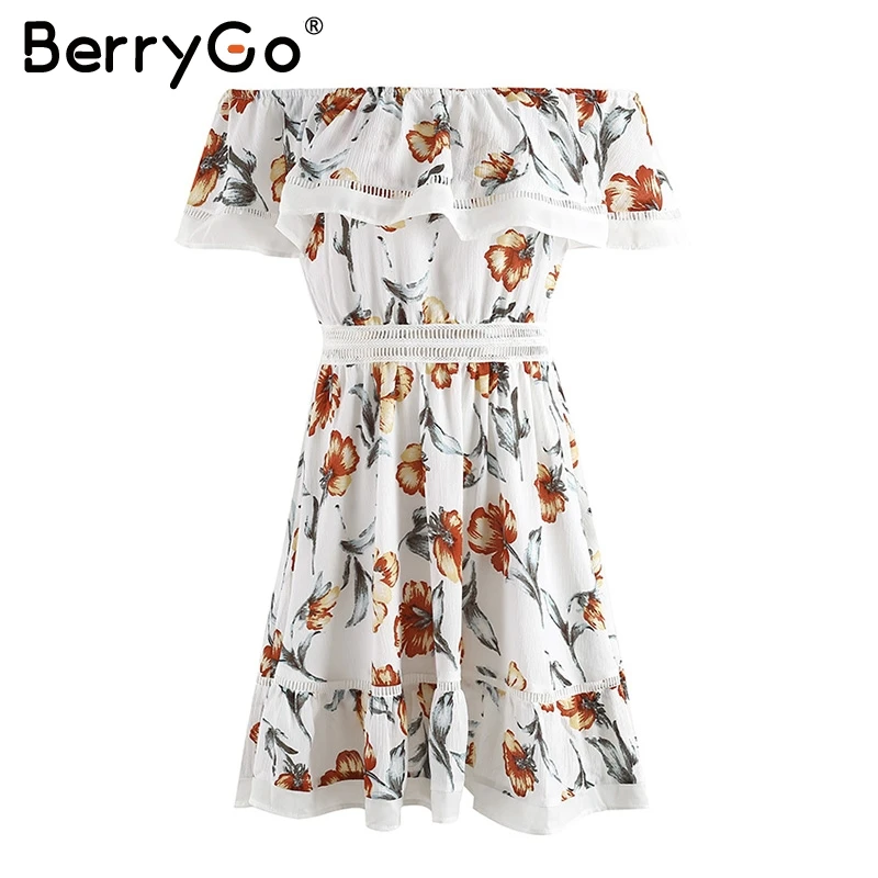 Женское платье с открытыми плечами BerryGo белое пляжное оборками и цветочным