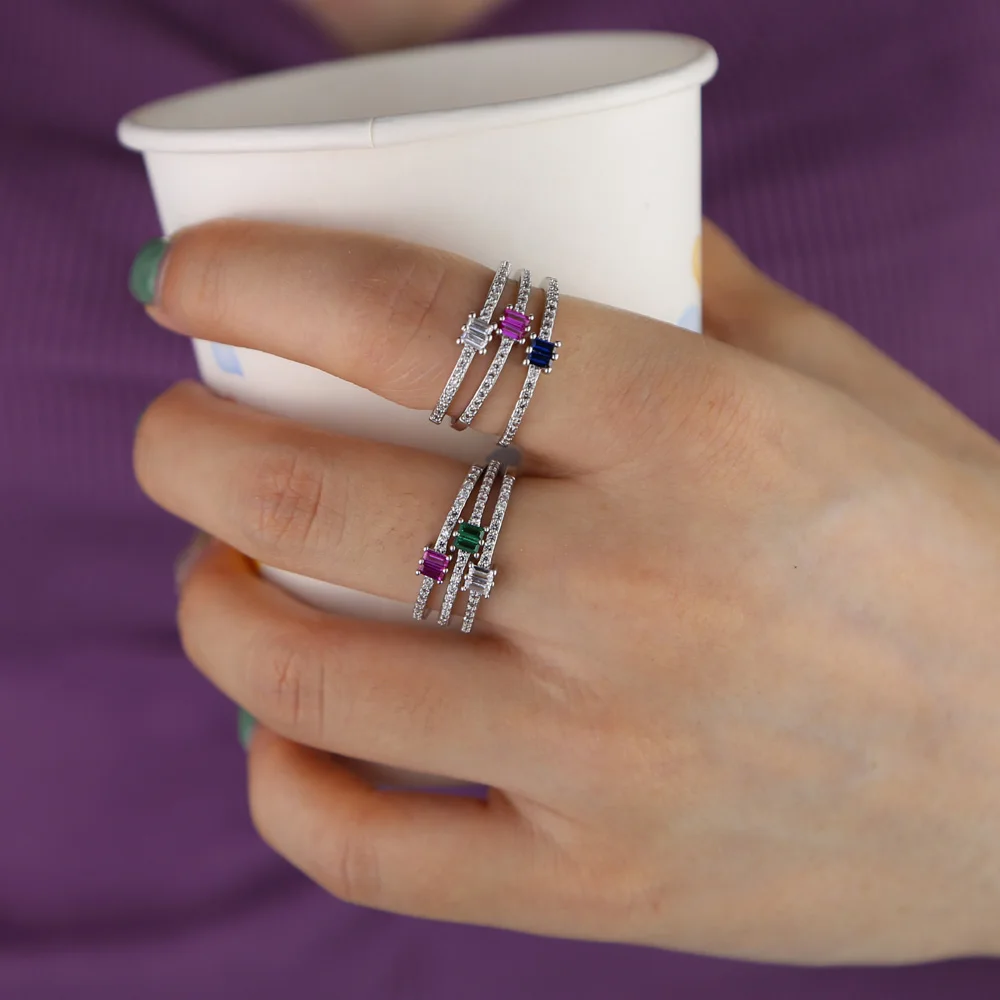 Женское тонкое обручальное кольцо с разноцветными фианитами красное зеленое