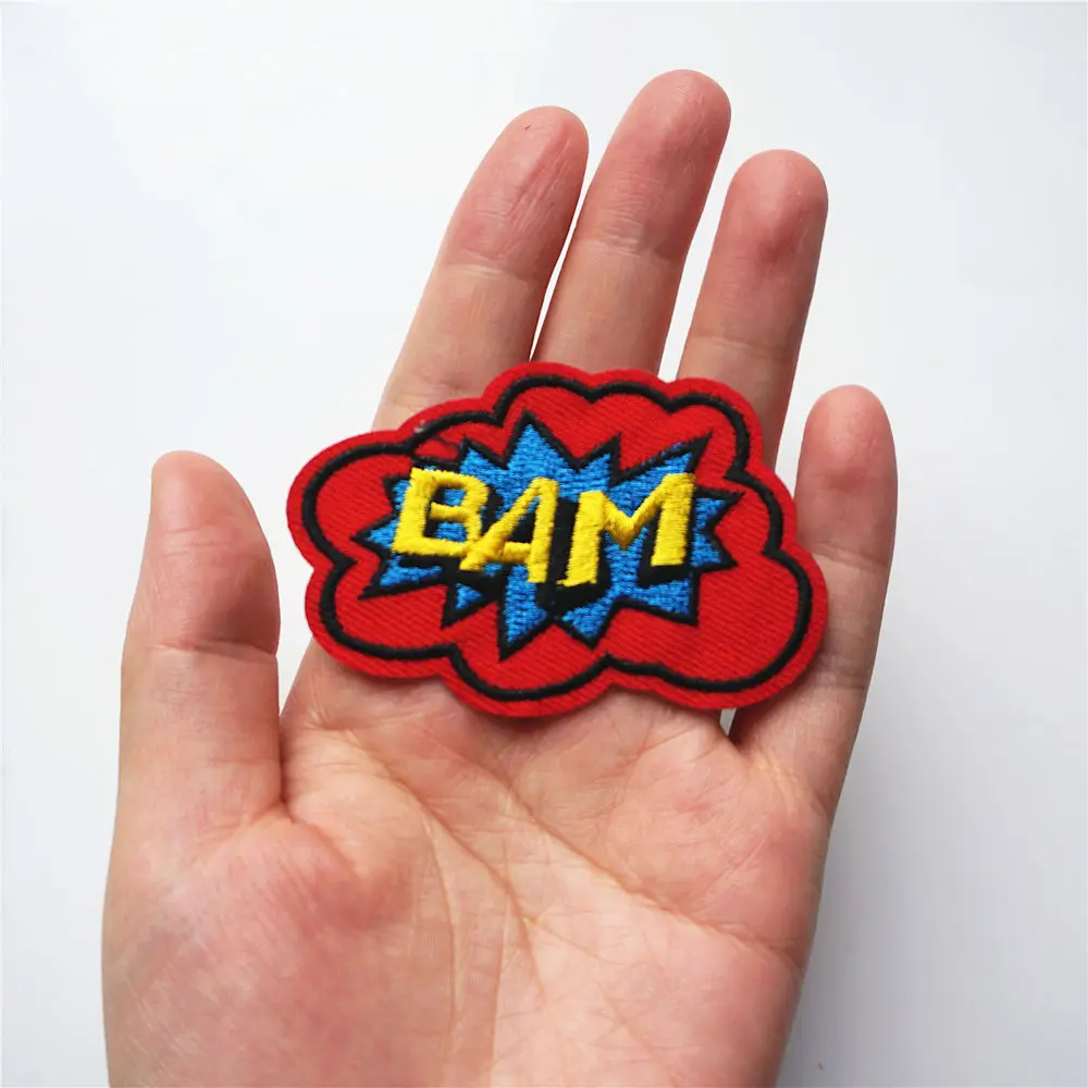 Красный Bam сшитые железные нашивки вышитые буквенные значки тон слово для платья