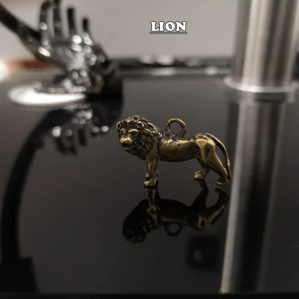 Lion Мини ретро латунный животный Статуэтка медный верблюд украшение стола орнамент домашний офисный стол Декоративная скульптура карманная ручная игрушка подарок - Цвет: Lion