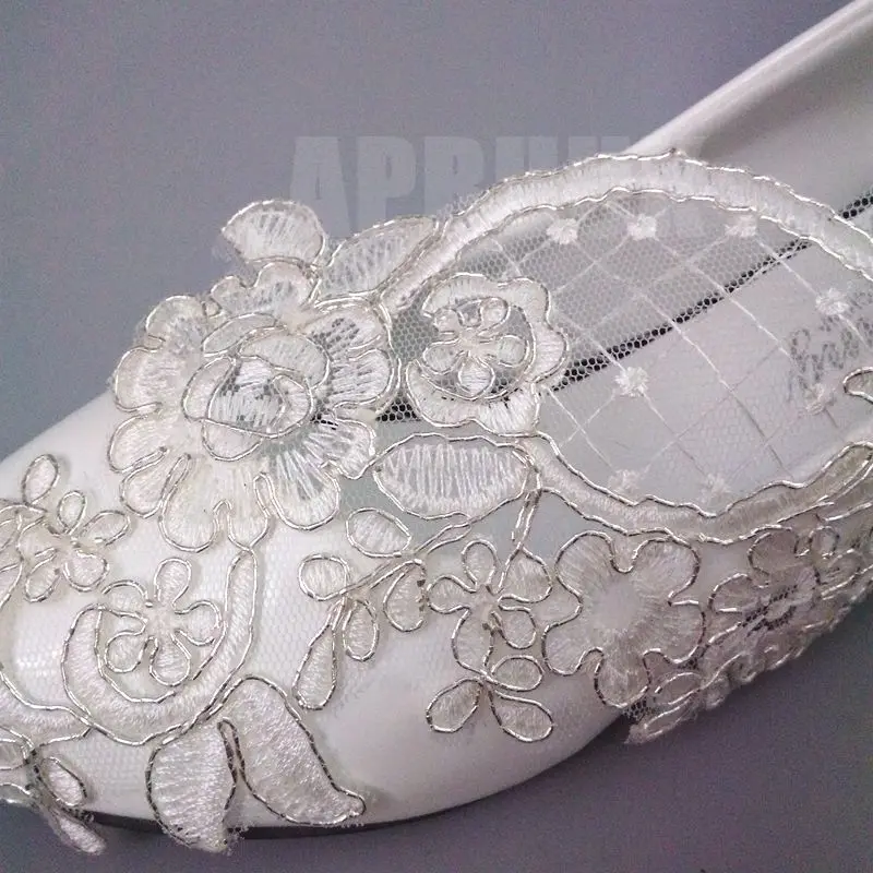 Женские свадебные туфли на низком каблуке 3 см с кружевом Цвет белый серебристый