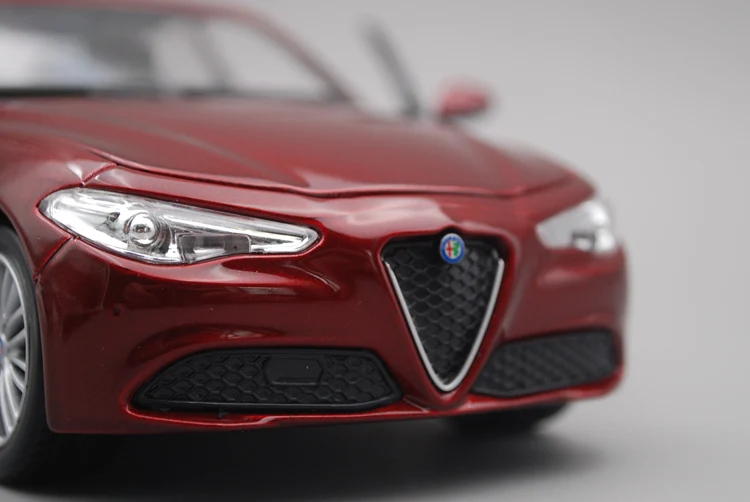 Модель автомобиля Bimei Alfa Romeo Giulia из сплава красный и синий цвета 2019|Статуэтки