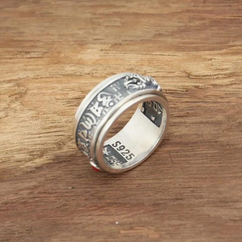 Свадебное кольцо с красным драгоценным камнем вращающееся на 100% градусов в форме