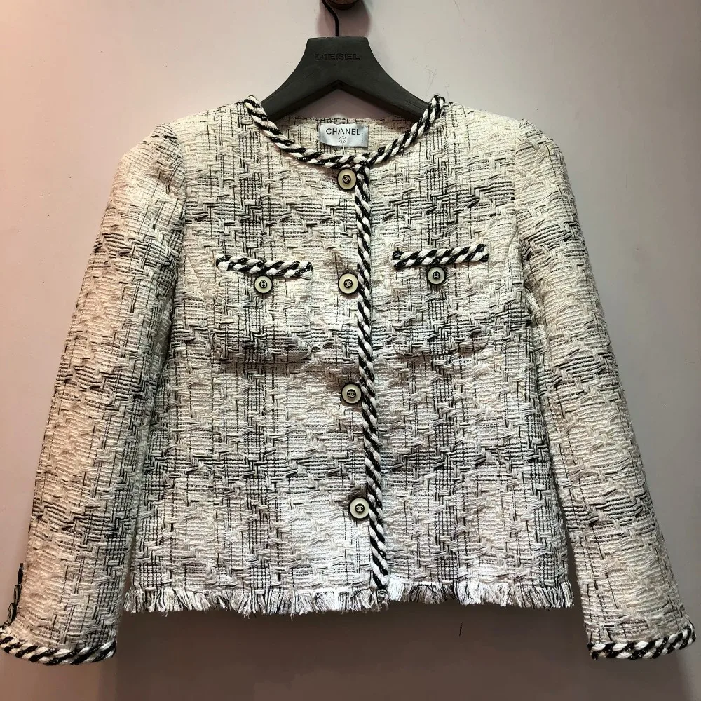 Женское твидовое пальто HAMALIEL черно белое однобортное в клетку с кисточками Осень