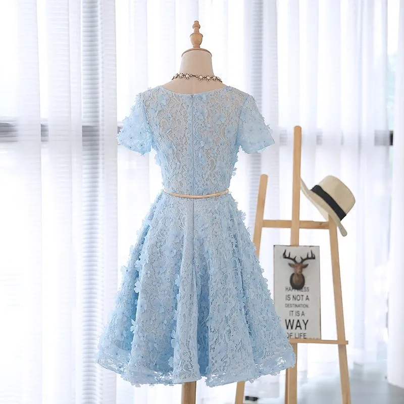 Бальное платье с круглым вырезом и коротким рукавом светло голубое кружевное