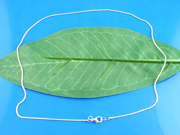 Бесплатная доставка 50 нитей Посеребренная змеиная цепочка ожерелье с