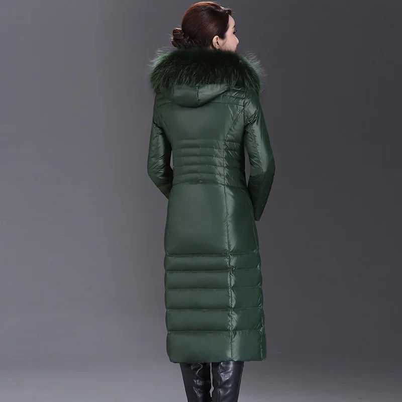 Женский длинный пуховик с меховым воротником приталенный капюшоном