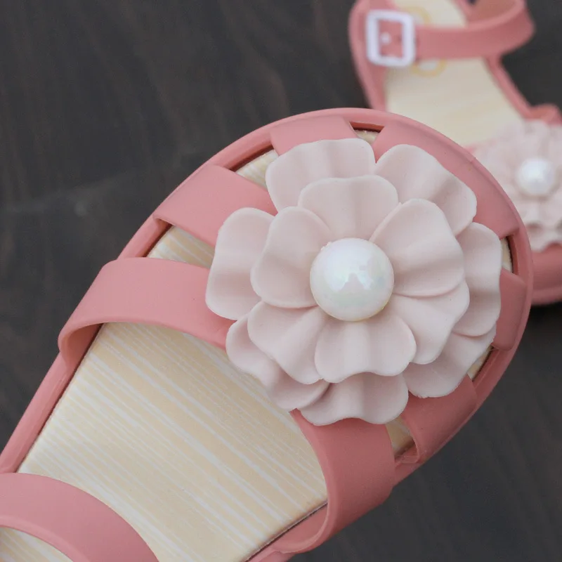 Детские сандалии на ремешке с пряжкой прозрачные цветами и сердечками пляжные