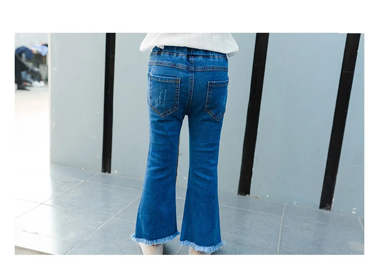 Демисезонные джинсы для девочек детские дизайнерские рваные с бахромой