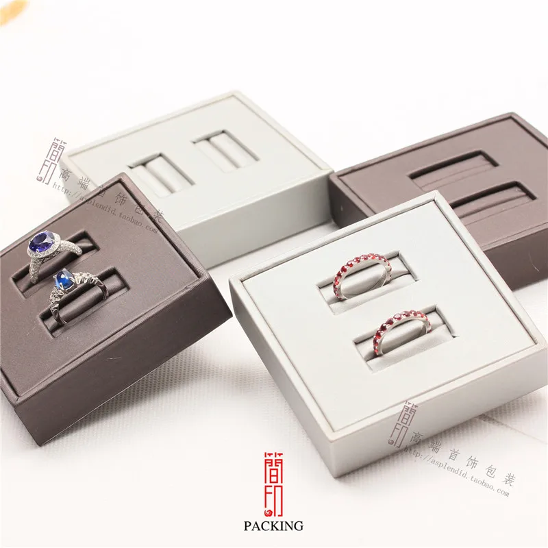 Витрина для колец коричневого и серебристого цвета или свадебное кольцо