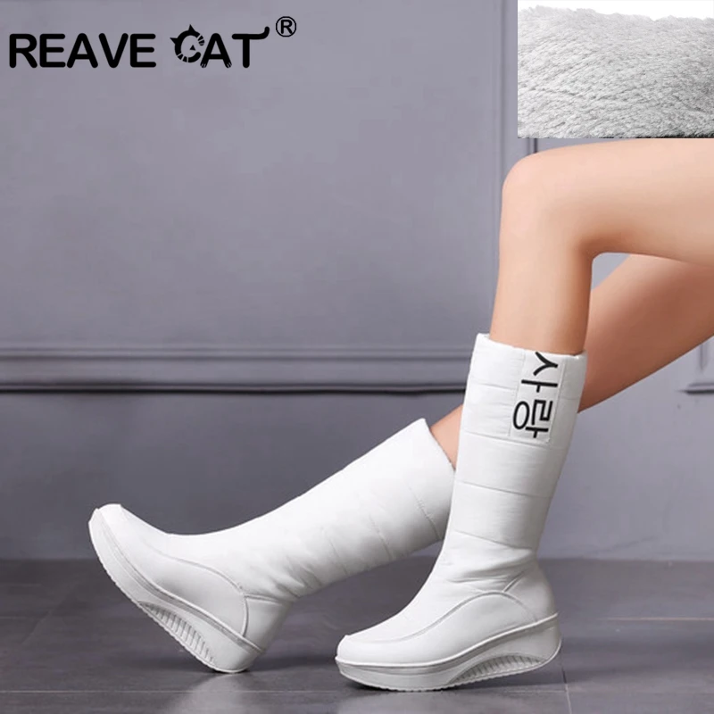 Женские сапоги на меху REAVE CAT новые теплые из искусственной кожи танкетке A814