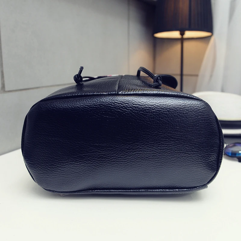 Женский кожаный рюкзак черный школьный с цветочным принтом и шнуровкой для