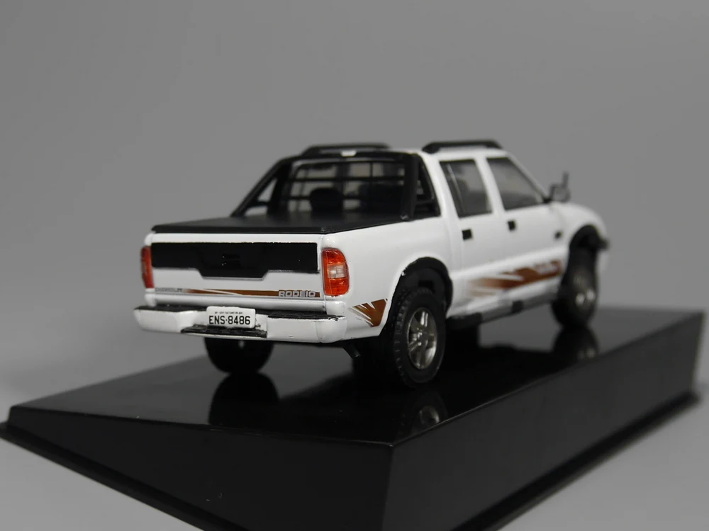 Авто ИНН-ixo 1:43 Chevrolet S-10 Cabine Dupia Rodeio 2011 литая модель автомобиля