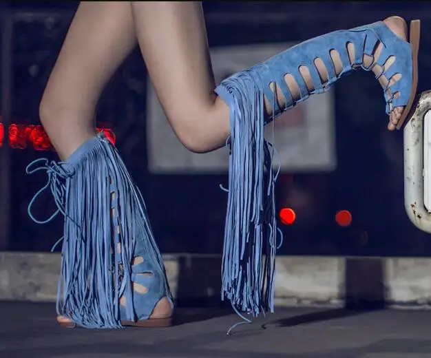 Женские замшевые сапоги до колена синие сапоги-гладиаторы с бахромой на плоской