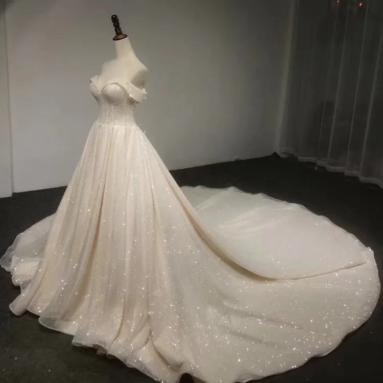 Свадебное платье CloverBridal с длинным шлейфом открытыми плечами сверкающими